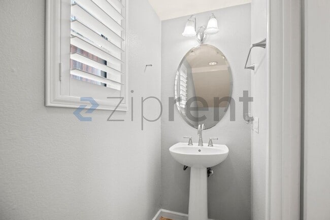 Building Photo - Unit