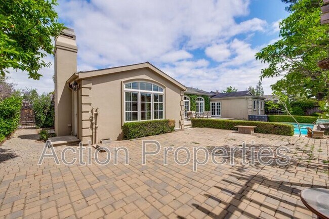 Building Photo - 450 Juanita Way