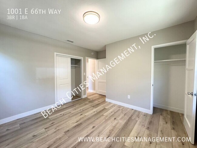 Building Photo - 1001 E 66th Way