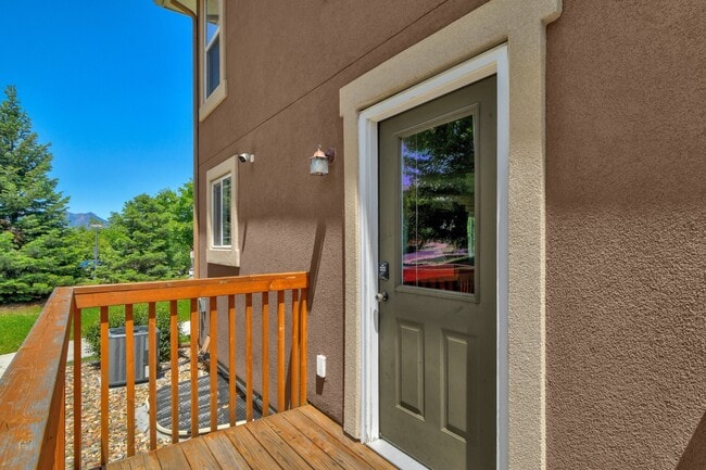Building Photo - Updated end-unit townhouse for rent!