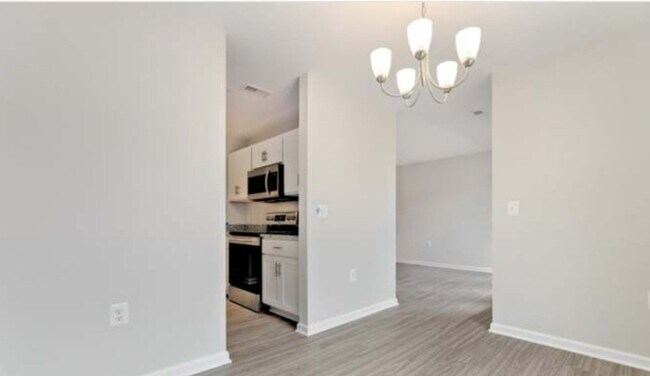 Building Photo - Commuter's dream, modern living