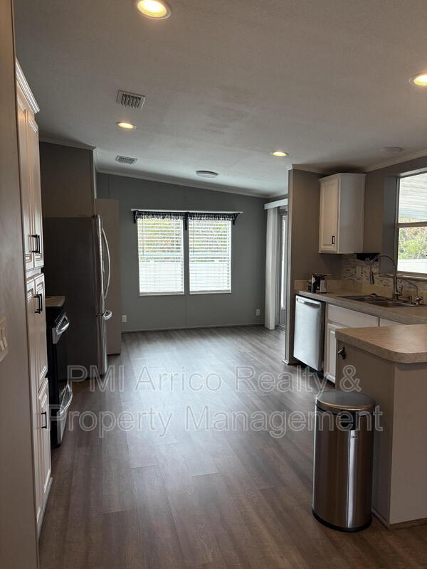 Building Photo - 712 Choo Choo Ln