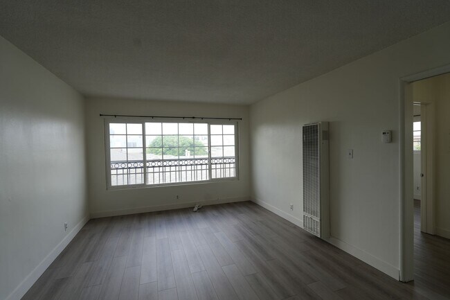 Building Photo - 924 W. 226TH