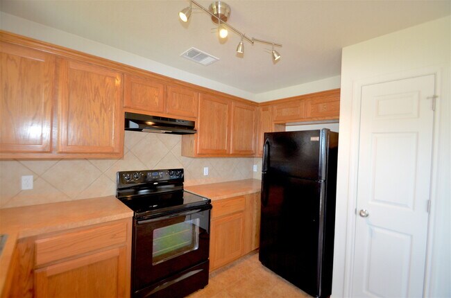 Building Photo - GREAT 3 BED/2 BATH HOME IN SKYLINE RIDGE- ...
