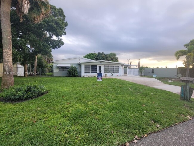 Building Photo - 1624 NE Orion St