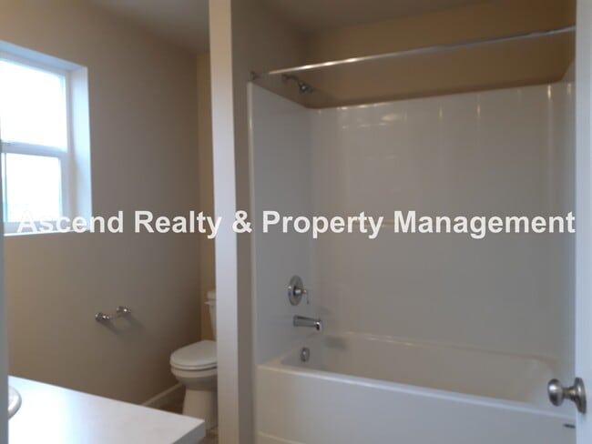 Building Photo - Open Floor Plan 3 Bed Craftsman in Bethany...