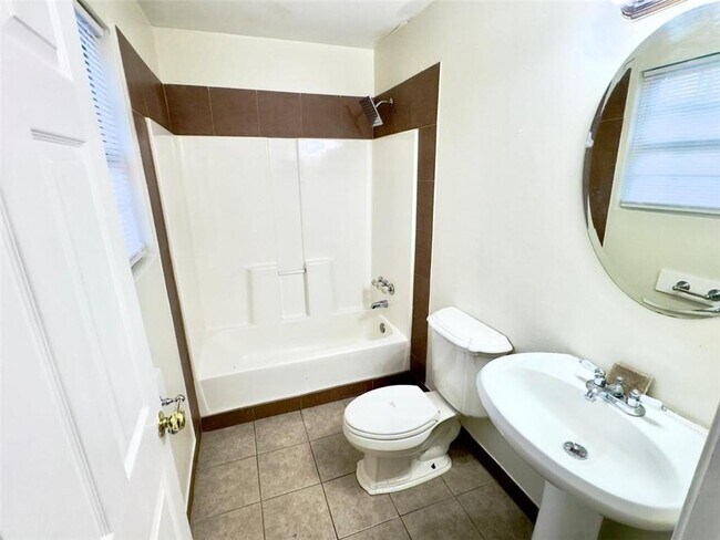 Building Photo - 2020 Driftwood Cir