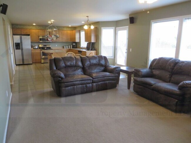 Building Photo - Gorgeous 4 bedroom House in a highly desir...