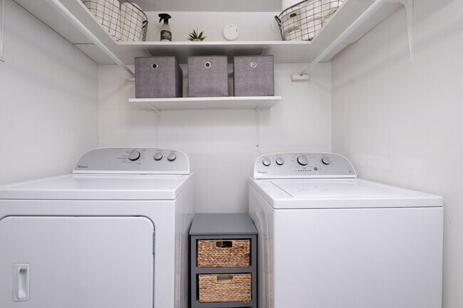 Building Photo - Updated 3-Bedroom Home with Fully Equipped Kitchen & Washer/Dryer in Great Neighborhood!