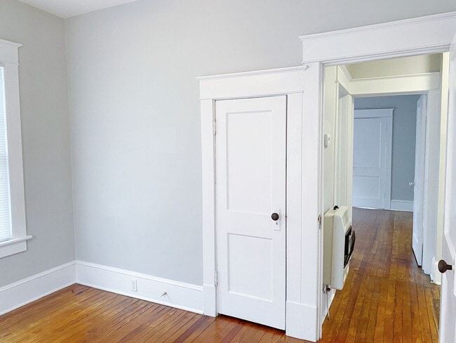 Building Photo - Beautiful 2 Bedroom home one block from ECU!