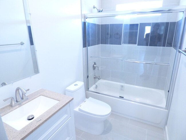 Building Photo - 1923 Holly Dr