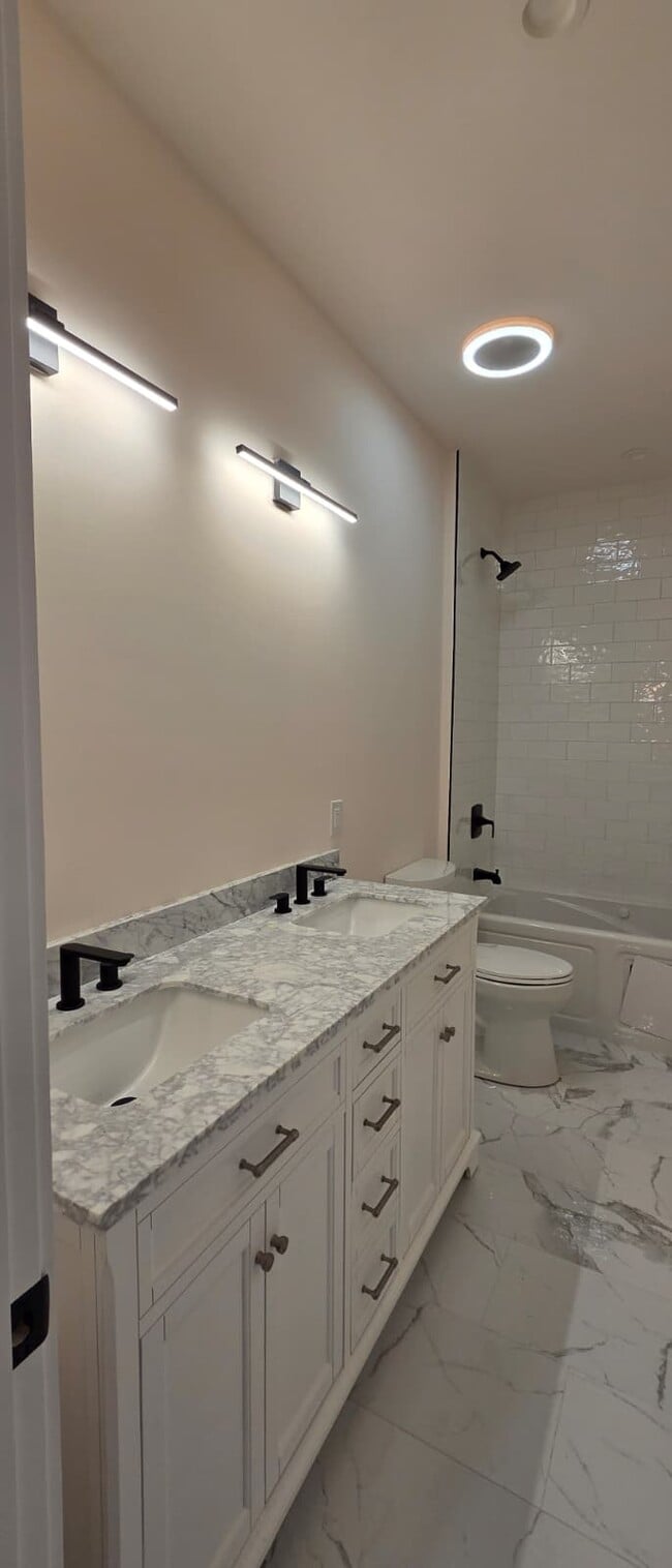 Building Photo - 111 Twin Oak Dr