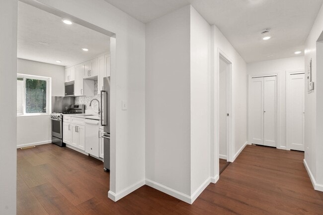 Building Photo - 47 Bayberry Dr