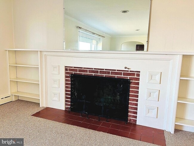 Building Photo - 289 N River Dr