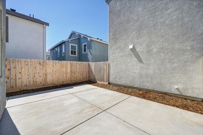 Building Photo - Fully Furnished Mid-term Rental