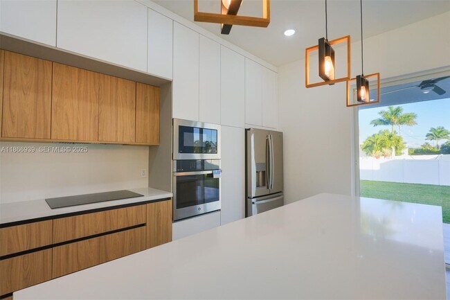 Building Photo - 5 SW 26th Pl