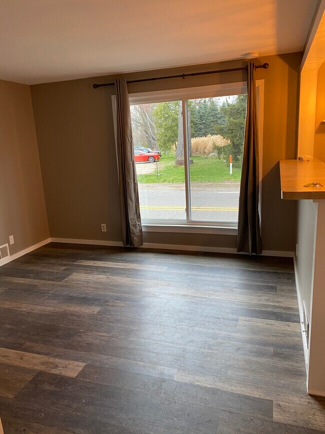 Building Photo - 3599 Orchard Lake Rd