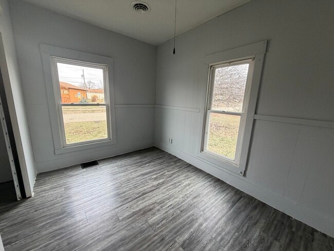 Building Photo - 210 Eleventh-E