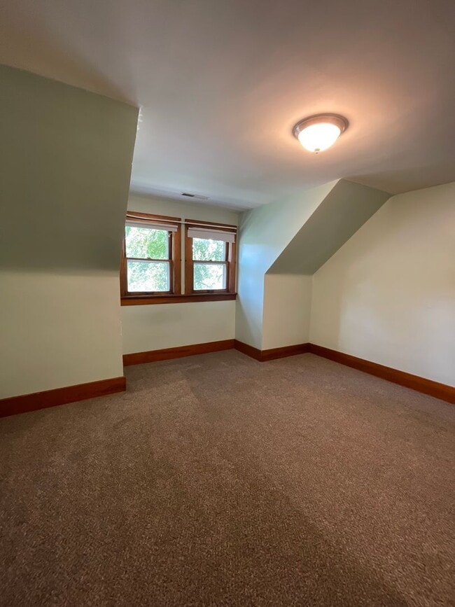 Building Photo - 615 E 6th Ave