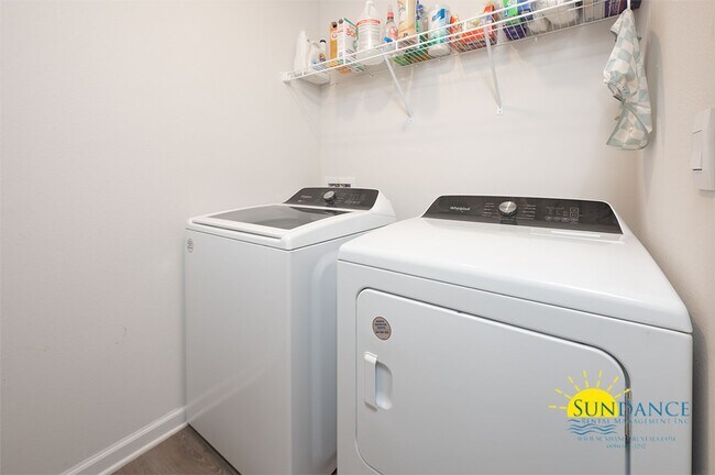 Building Photo - Stunning 4 Bedroom Home in Crestview! -Sol...