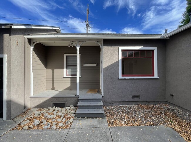 Building Photo - South-Side  Charming Home