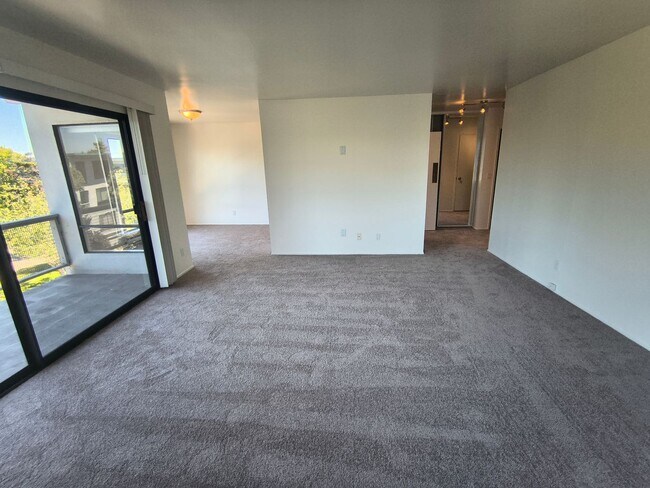 Building Photo - TOP FLOOR 1BD/1BATH Condo Available For Rent at the Watergate Community in Emeryville!!!!