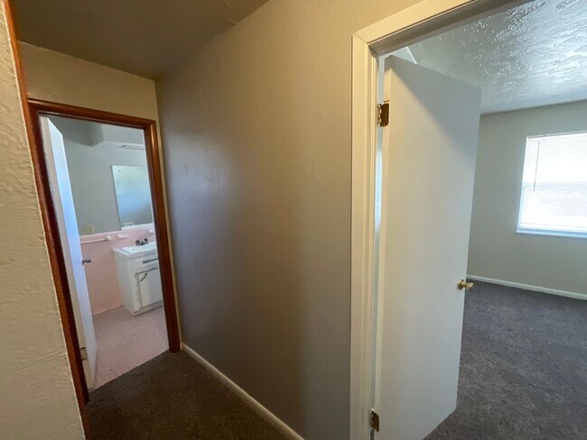 Building Photo - 3 Bed, 2 Bath, 1 Car Garage