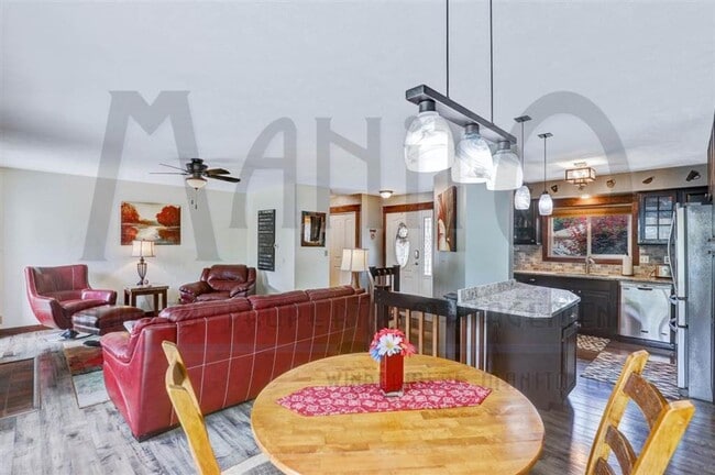 Building Photo - Spacious South Hill Rancher