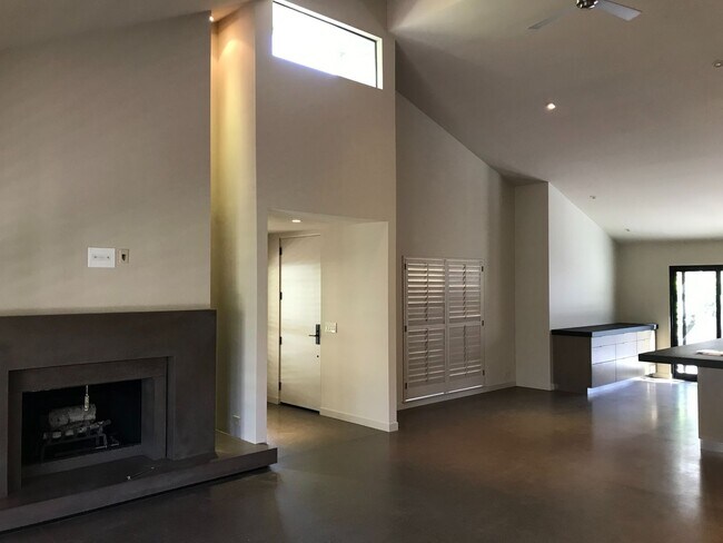 Building Photo - 270 W Rumble Rd