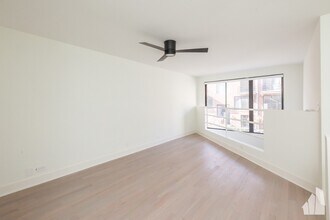 Building Photo - 944 W Grace-A102