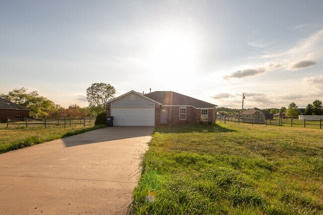Building Photo - 3 Bed / 2 Bath in Collinsville!