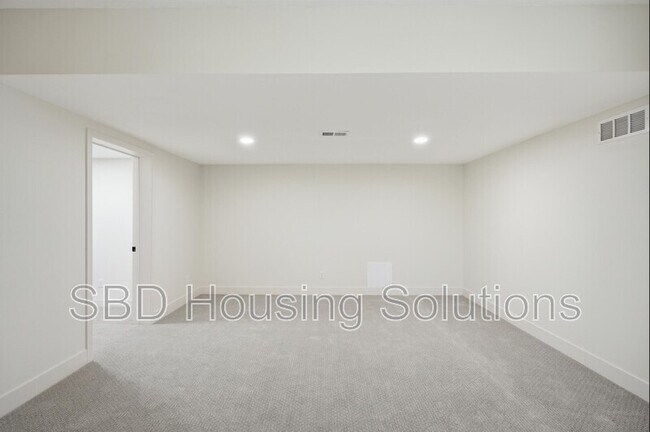 Building Photo - 1416 NE Ernest Way