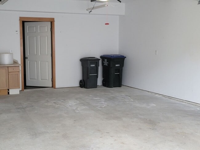 Building Photo - Lovely 2 Bedroom Townhouse Within Walking Distance to Historic Downtown Poulsbo