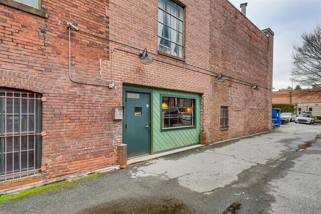 Building Photo - 19 Hilliard St SE