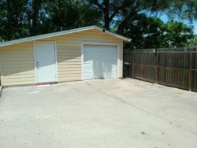 Building Photo - 749 Westchester Dr
