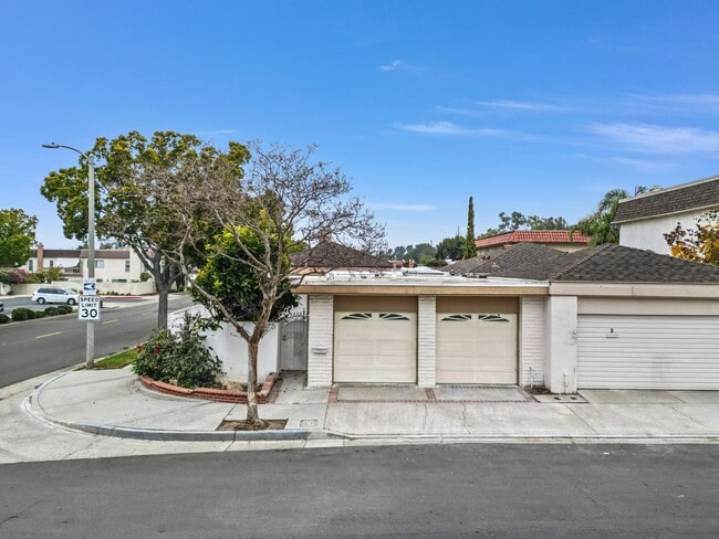 Building Photo - "Rare Single-Story Remodel: Modern 3BR End-Unit in University Park