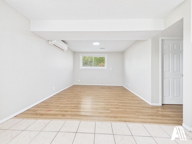 Building Photo - 967 W 2000 N