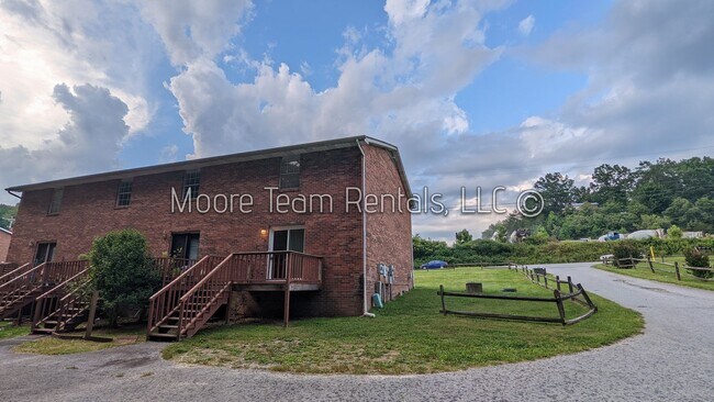 Building Photo - Just remodeled - 2 Bed/1.5Ba
