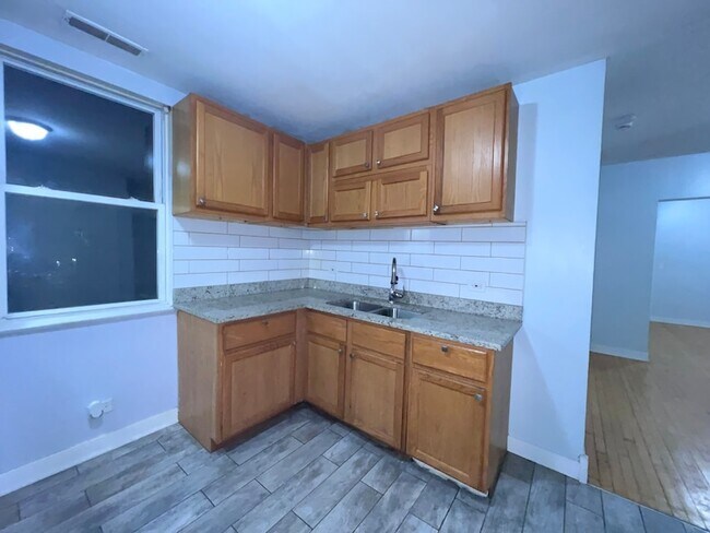 Building Photo - 1119 W 72nd St