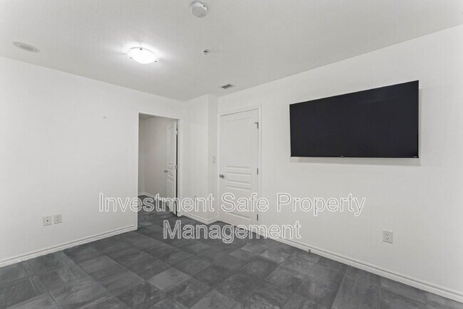 Building Photo - 300 W Beech St