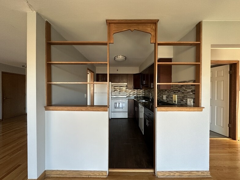 Building Photo - 1036 S River Rd