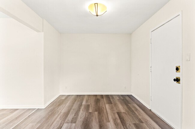 Building Photo - Move-In Ready: Secure 3BR Oakland Apartment with Paid Utilities