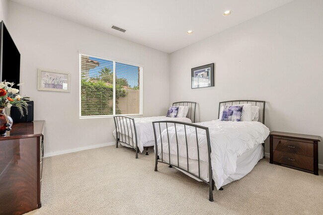 Building Photo - 727 Arrowhead Dr