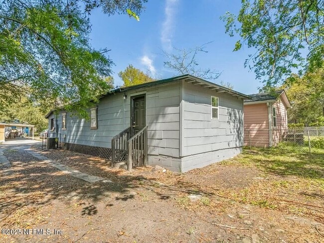 Building Photo - 1424 E 25th St