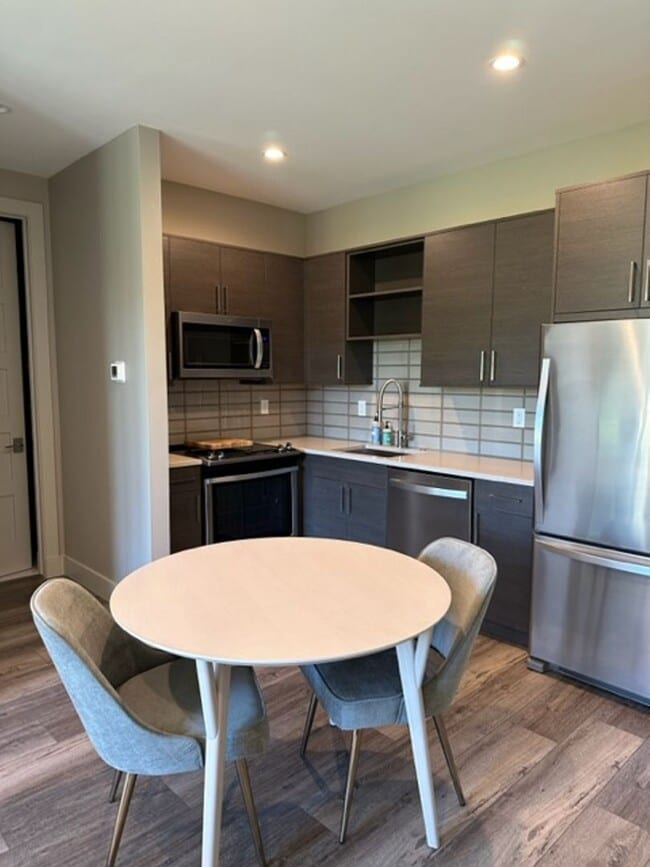 Building Photo - Fully Furnished Condo for Rent in Black Bull!