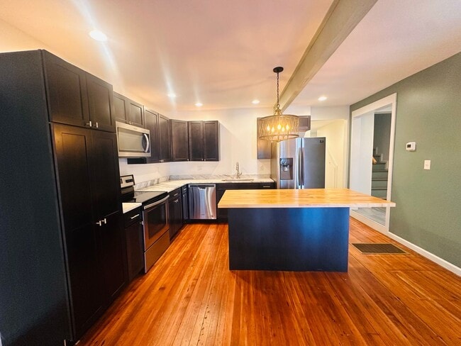 Building Photo - Historic Charm Meets Modern Comfort in Shelby Park