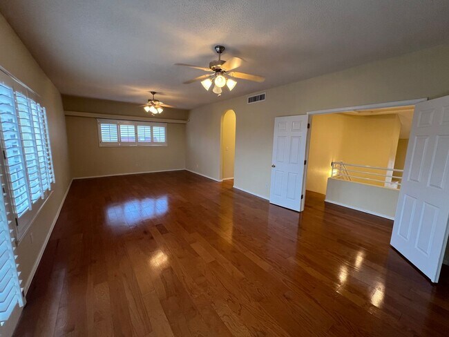 Building Photo - Stunning 4 bedroom, 3 bath home in West El...