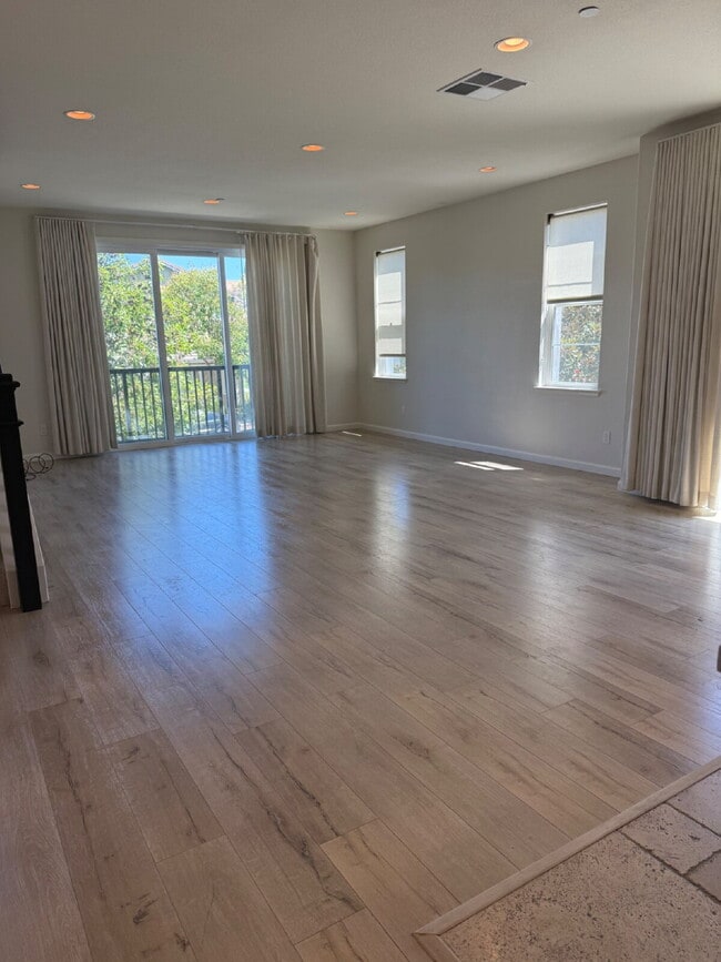 Building Photo - Gorgeous 4 Bed/4 Bath End Unit Condo with ...