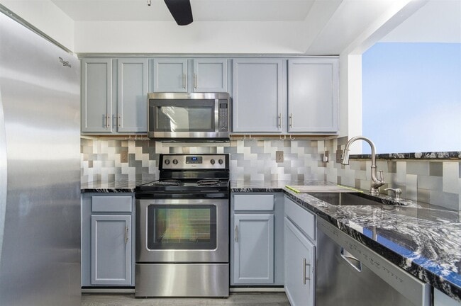 Building Photo - 3084 Village Cir