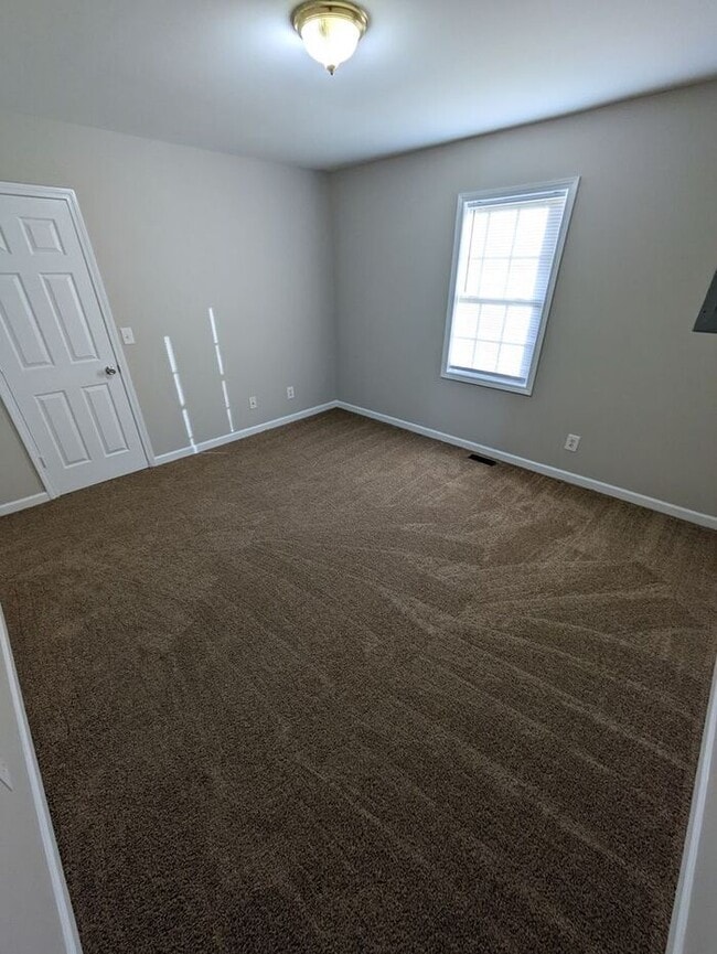 Building Photo - 2BD/1BA Duplex in Newton